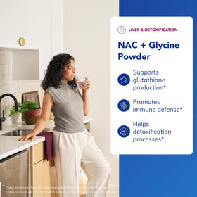 Mesure de poudre NAC + Glycine dans un verre d'eau