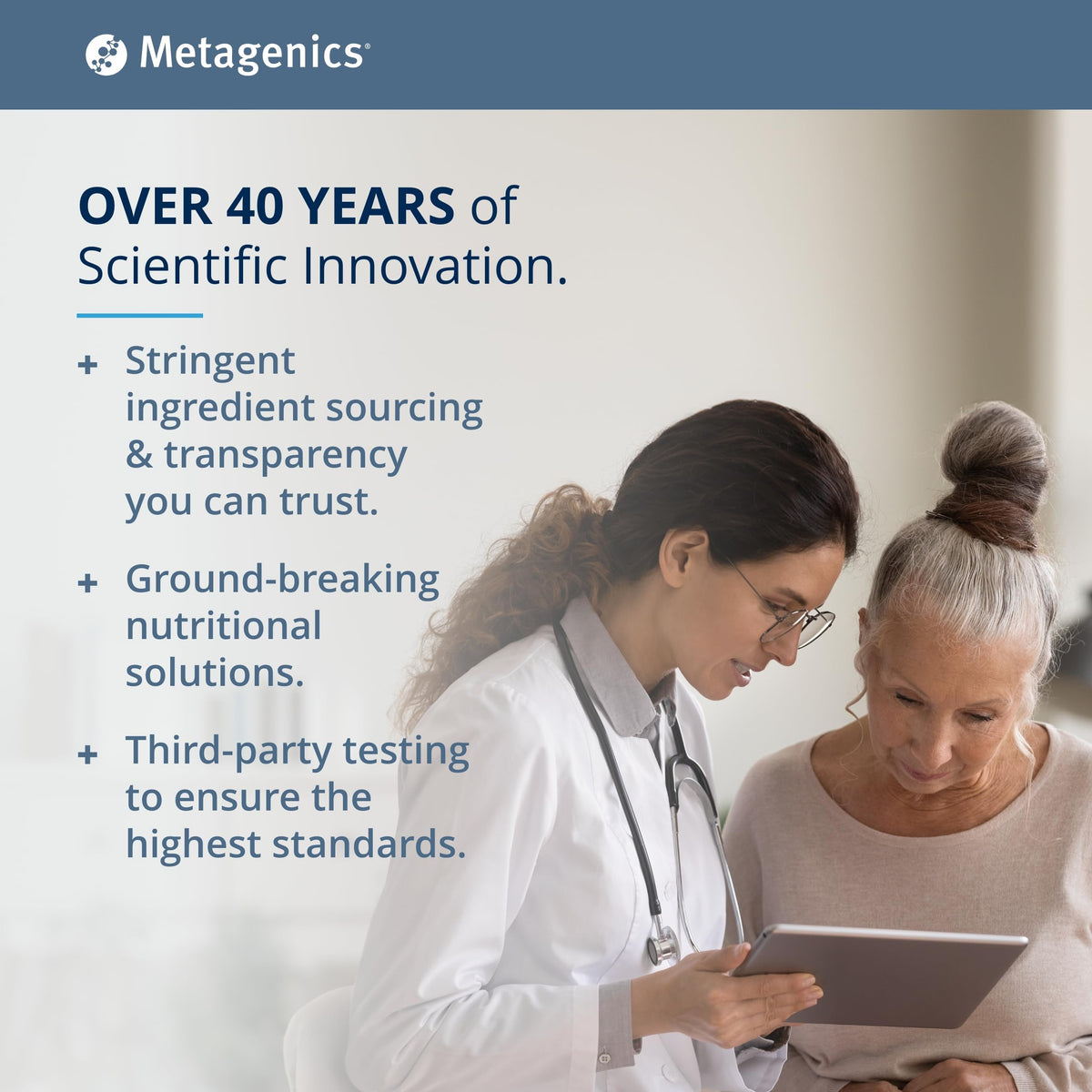 Metagenics HerWellness Recharge comprimés dans une main