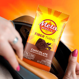 Metamucil Fibres Thins Chocolat sur une table avec une tasse de café