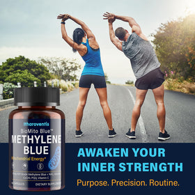 Methylene Blue capsules à côté d'un verre d'eau