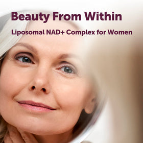Micro Ingredients NAD+ Liposomal Femme bouteille ouverte avec capsules visibles