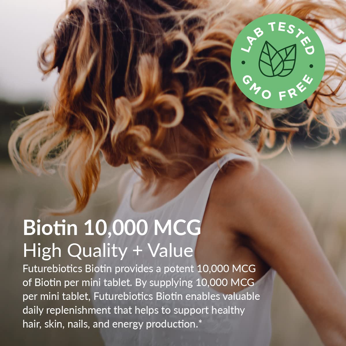 Mini comprimé de Futurebiotics Biotine 10 000 mcg sur une surface blanche