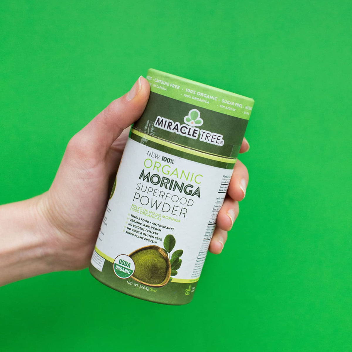 Miracle Tree Poudre de Moringa bio près d'un bol smoothie