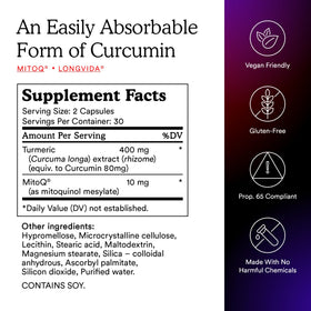 MitoQ Curcumin Longvida capsules à côté d'un verre d'eau