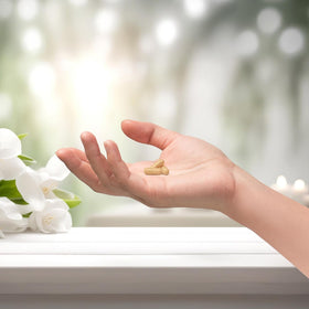 MitoSynergy BioCopper1 capsules avec des ingrédients naturels en arrière-plan