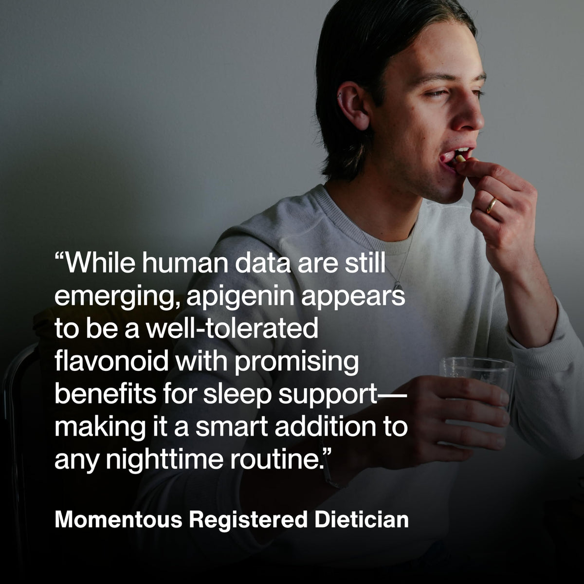 Momentous Apigénine 50mg, capsules sur un fond en bois