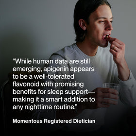 Momentous Apigénine 50mg, capsules sur un fond en bois