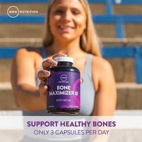 MRM Bone Maximizer III capsules à côté d'un verre d'eau