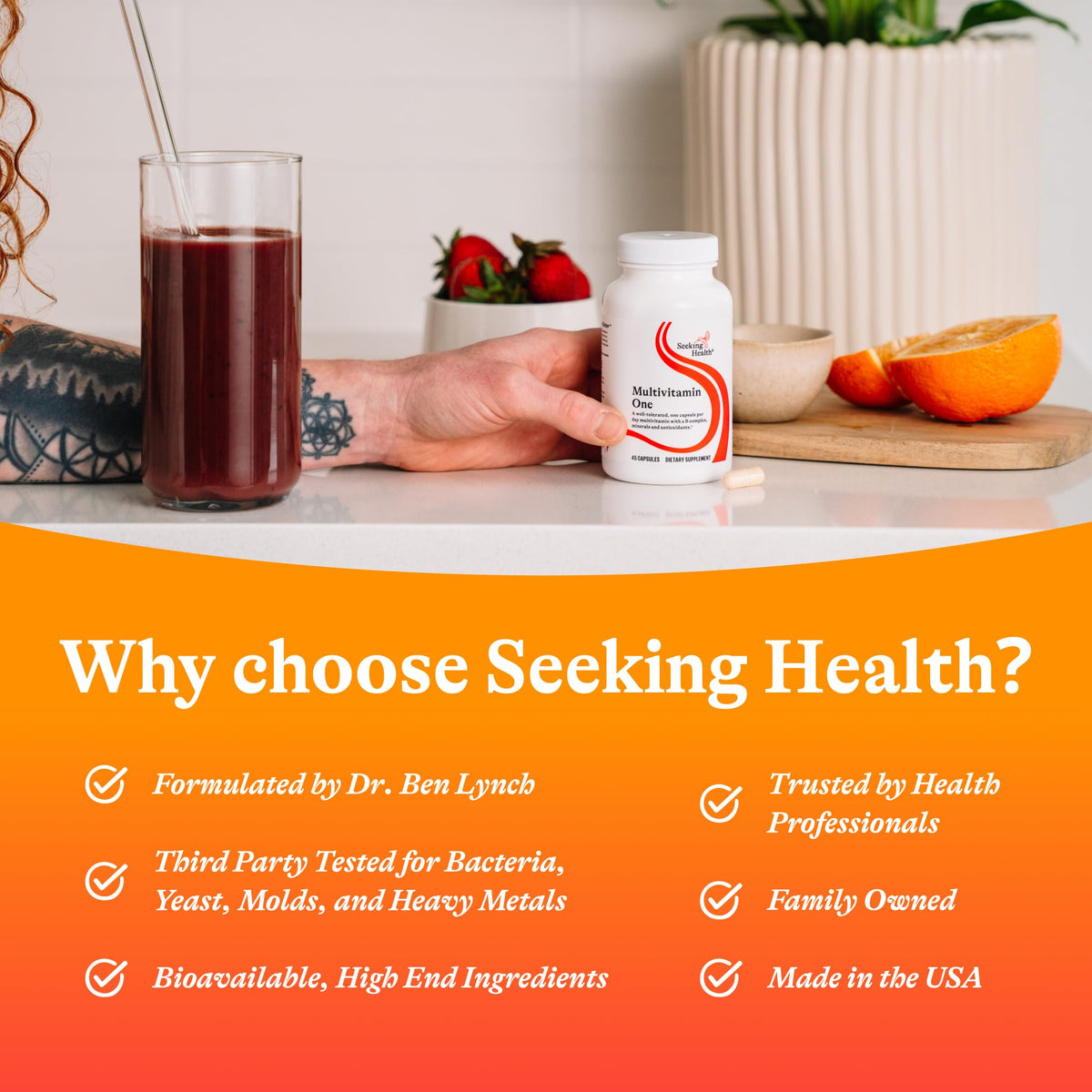 Multivitamin One de Seeking Health, capsules dans une main