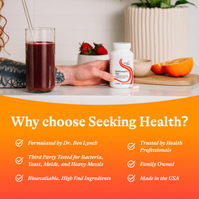 Multivitamin One de Seeking Health, capsules dans une main