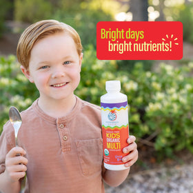 Multivitamine liquide Sunwarrior avec un enfant souriant