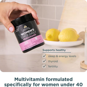 Multivitamine Methylée Femme Ancient Nutrition, bouteille sur fond naturel