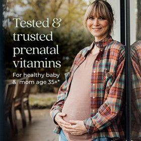 Multivitamine prénatale New Chapter 35+ comprimés sur une surface blanche