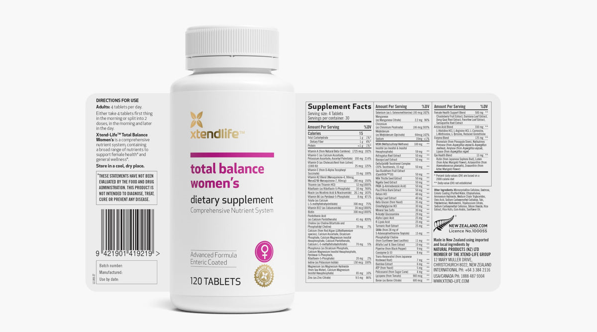 Multivitamine quotidienne Xtendlife avec une tasse d'eau
