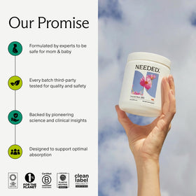 Multivitamines prénatales Needed. sur une surface en bois