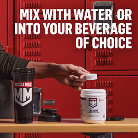 Muscle Milk Pro Series Poudre de Créatine en préparation dans un shaker