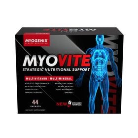 Myogenix Myovite Multivitamine avec une main tenant un sachet