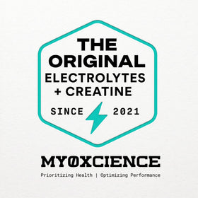 MYOXCIENCE Electrolyte STIX stick-pack prêt à l'emploi dans une bouteille d'eau