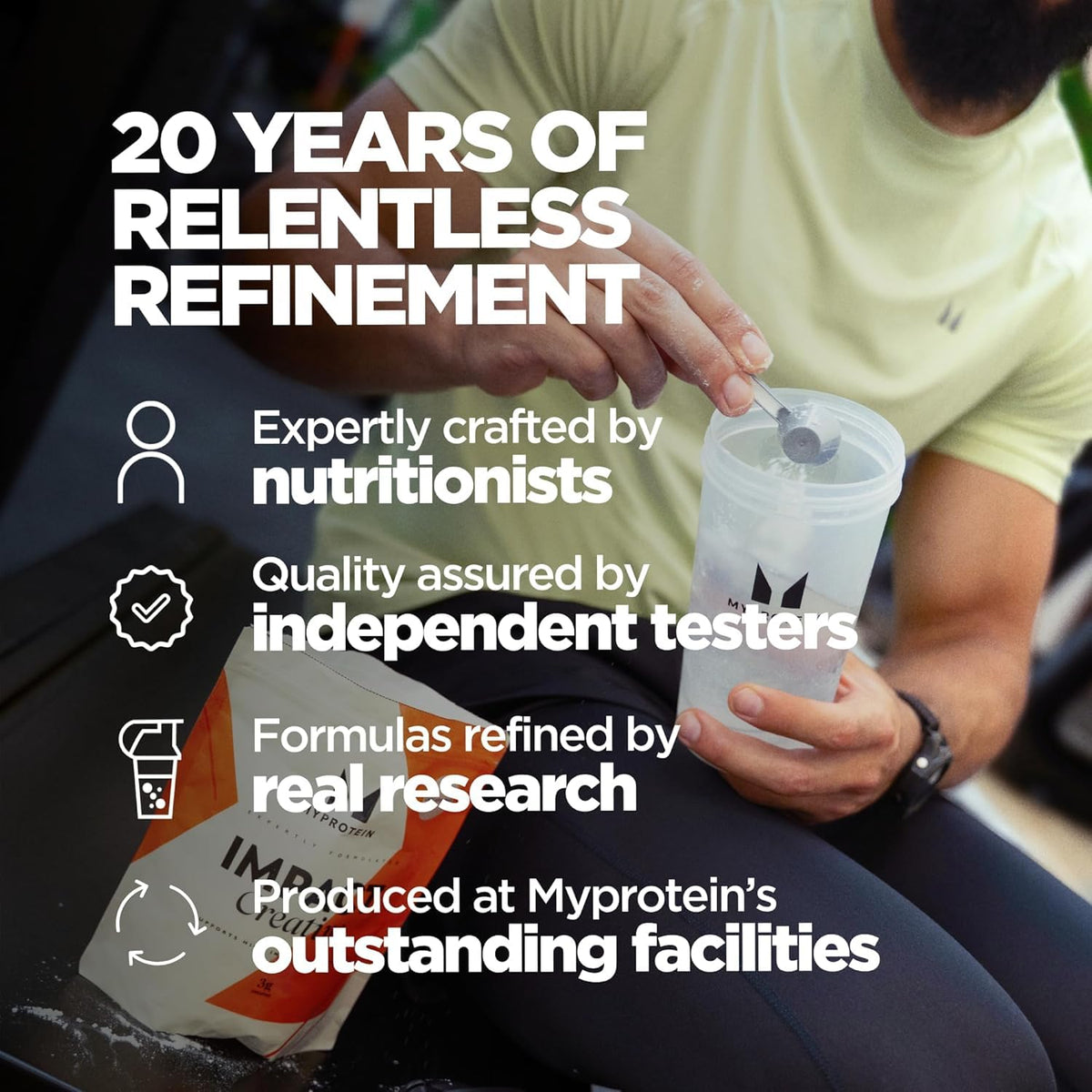 Myprotein créatine monohydrate en poudre dans un verre