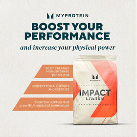 Myprotein créatine monohydrate sur une table avec accessoires de fitness