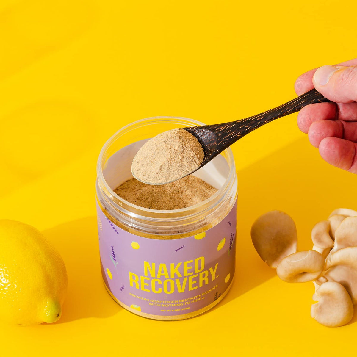 NAKED use poudre de champignons adaptogènes sur une table
