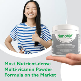 NanoVM Multivitamines en Poudre 275g à côté d'un verre d'eau