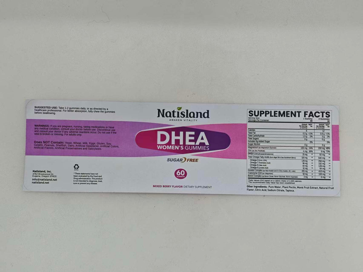 NATISLAND DHEA gummies avec une main tenant le produit