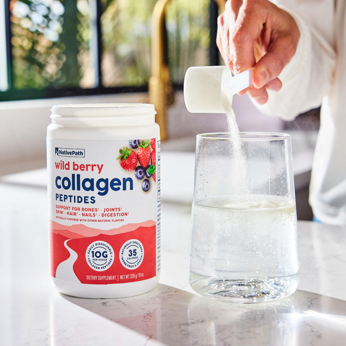 NativePath Collagène Peptides Baies Sauvages versé dans un shaker