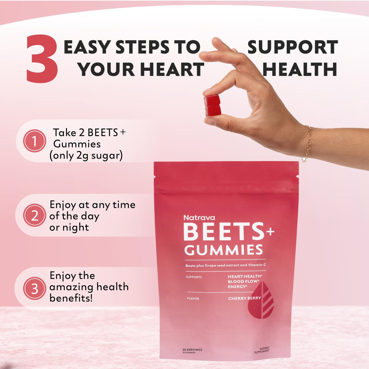 Natrava Gummies Beets+ en main avec arrière-plan naturel