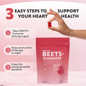 Natrava Gummies Beets+ en main avec arrière-plan naturel