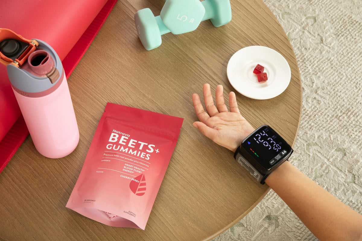Natrava Gummies Beets+ ingrédients en détail sur une table