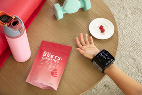 Natrava Gummies Beets+ ingrédients en détail sur une table