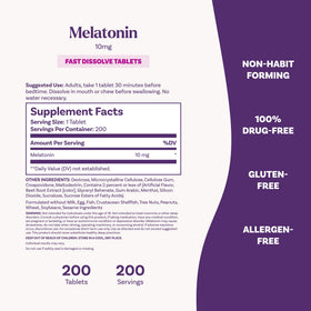 Natrol Melatonin 10 mg comprimés dissolvants fraise - présentation avec un verre d'eau