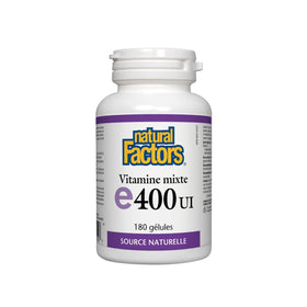 Natural Factors Vitamine E 400 UI gélules molles sur un fond neutre