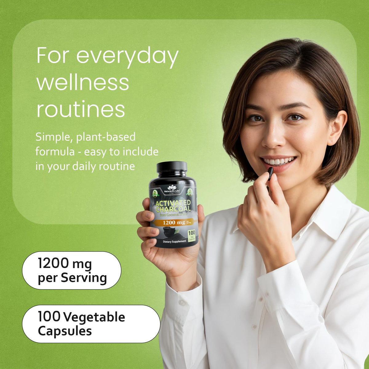 NaturaLife Labs Charbon Actif capsules dans une main