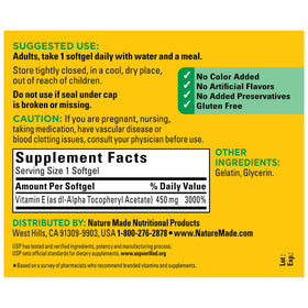Nature Made Vitamine E 450 mg Softgels sur une table, mise en scène
