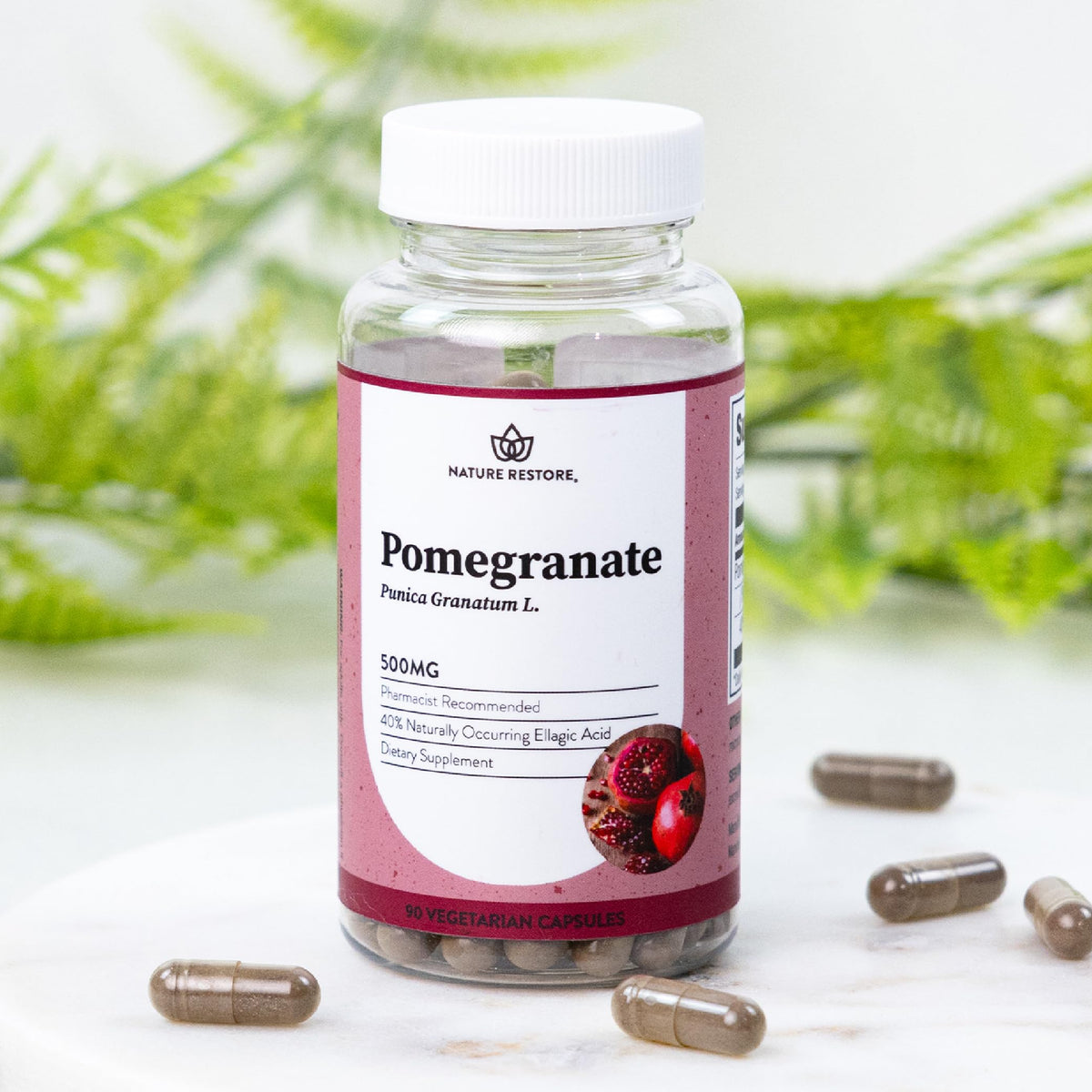 Nature Restore Extrait de Grenade sur un fond blanc avec fruits de grenade
