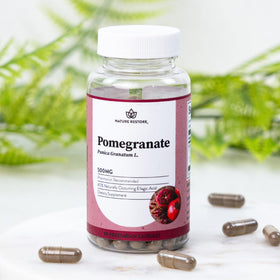 Nature Restore Extrait de Grenade sur un fond blanc avec fruits de grenade