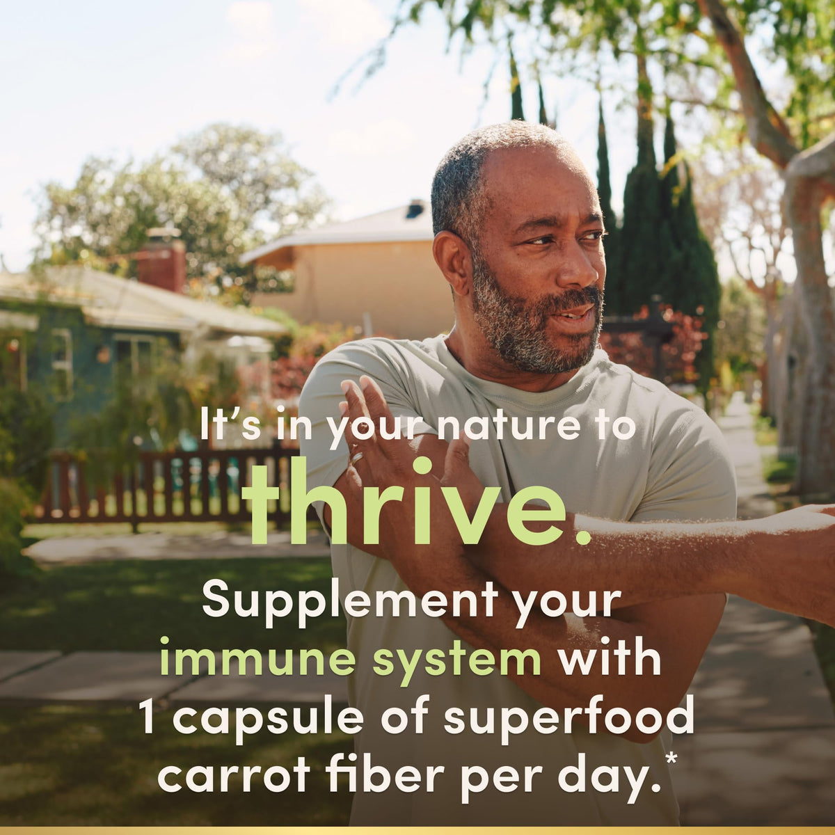 Nature's Bounty Superfoods Plus daily wellness, capsules à côté d'un verre d'eau