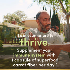 Nature's Bounty Superfoods Plus daily wellness, capsules à côté d'un verre d'eau