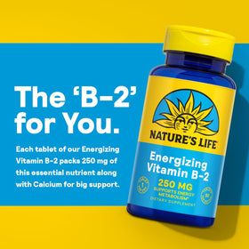 Nature's Life Vitamine B-2 250 mg avec une main tenant le comprimé