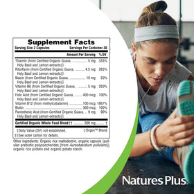 Nature's Plus B-Complex en mains avec bouteille ouverte