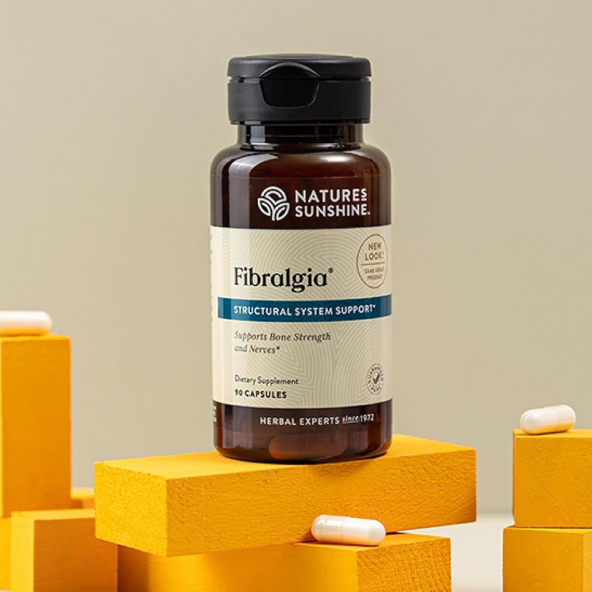 Nature's Sunshine Fibralgia 90 Capsules à côté d'une tasse d'eau