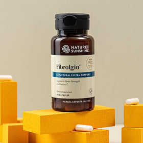 Nature's Sunshine Fibralgia 90 Capsules à côté d'une tasse d'eau