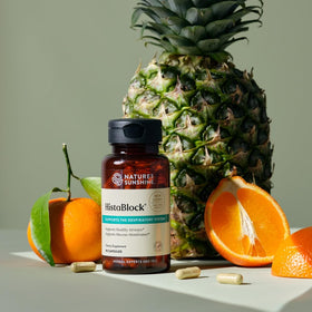 Nature's Sunshine HistaBlock 90 capsules sur un fond naturel