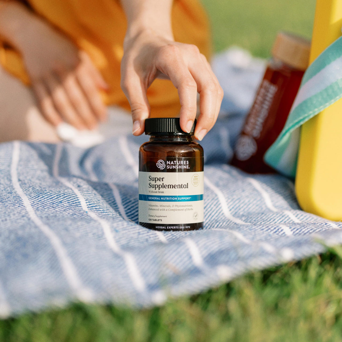 Nature's Sunshine Super Supplemental 120 comprimés sur une table