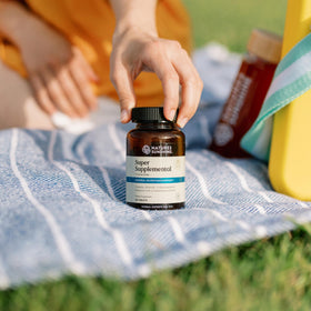 Nature's Sunshine Super Supplemental 120 comprimés sur une table