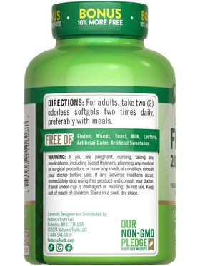 Nature's Truth Huile de Poisson 2000mg gélules dans la main