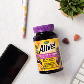 Nature's Way Gummies Multivitamines Femmes gummies dans un bol