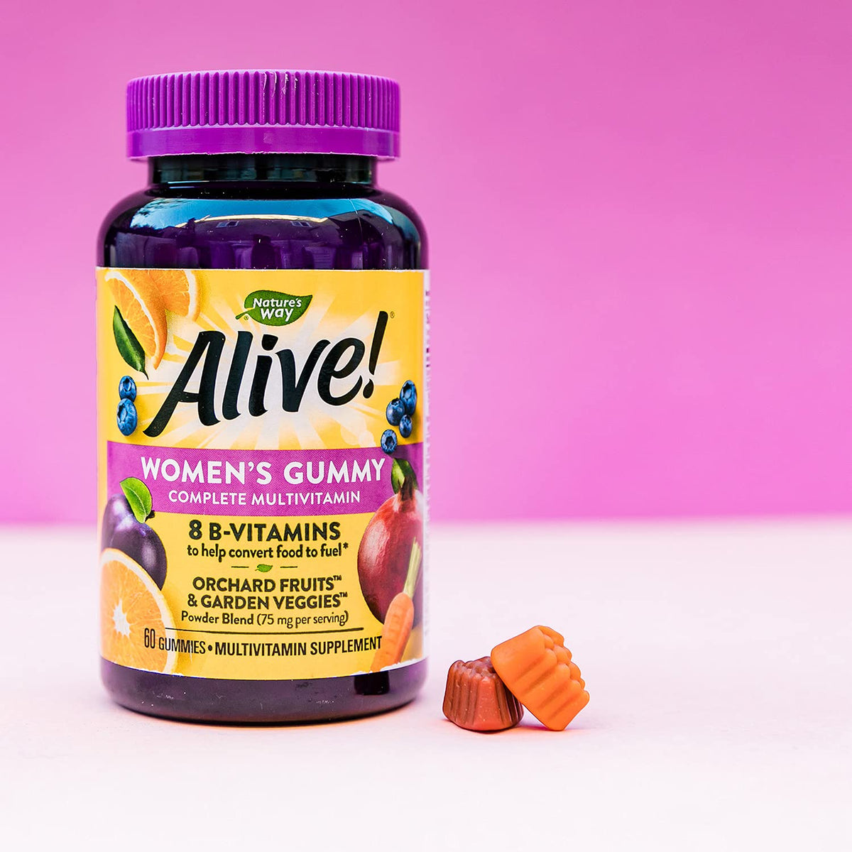 Nature's Way Gummies Multivitamines Femmes prise par une femme